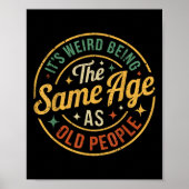 Het is vreemd dat het dezelfde leeftijd heeft als poster (Voorkant)