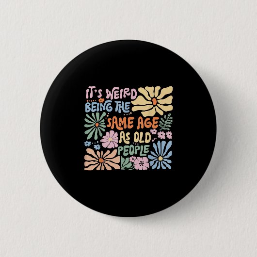 Het is vreemd dat het dezelfde leeftijd heeft als  ronde button 5,7 cm (Voorkant)