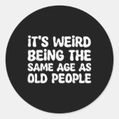 Het is vreemd dat het dezelfde leeftijd heeft als ronde sticker (Voorkant)
