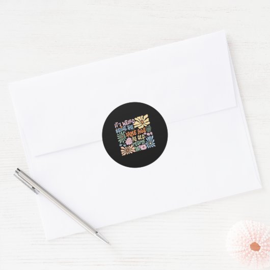 Het is vreemd dat het dezelfde leeftijd heeft als ronde sticker (Envelop)