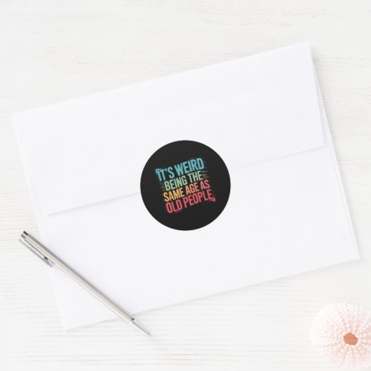 Het is vreemd dat het dezelfde leeftijd heeft als  ronde sticker (Envelop)