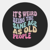 Het is vreemd dat het dezelfde leeftijd heeft als ronde sticker (Voorkant)