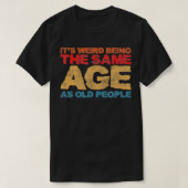 Het is vreemd dat het dezelfde leeftijd heeft als t-shirt (Design voorkant)