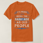 Het is vreemd dat het dezelfde leeftijd heeft als t-shirt (Design voorkant)