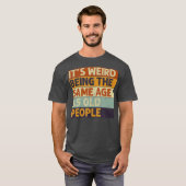 Het is vreemd dat het dezelfde leeftijd heeft als  t-shirt (Voorkant volledig)