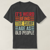 Het is vreemd dat het dezelfde leeftijd heeft als  t-shirt (Design voorkant)