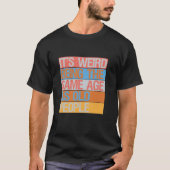 Het is vreemd dat het dezelfde leeftijd heeft als t-shirt (Voorkant)