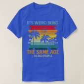 Het is vreemd dat het dezelfde leeftijd heeft als t-shirt (Design voorkant)