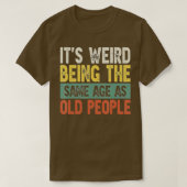 Het is vreemd dat het dezelfde leeftijd heeft als  t-shirt (Design voorkant)