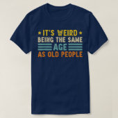 Het is vreemd dat het dezelfde leeftijd heeft als t-shirt (Design voorkant)