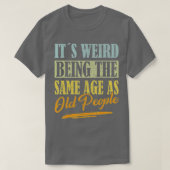 Het is vreemd dat het dezelfde leeftijd heeft als t-shirt (Design voorkant)