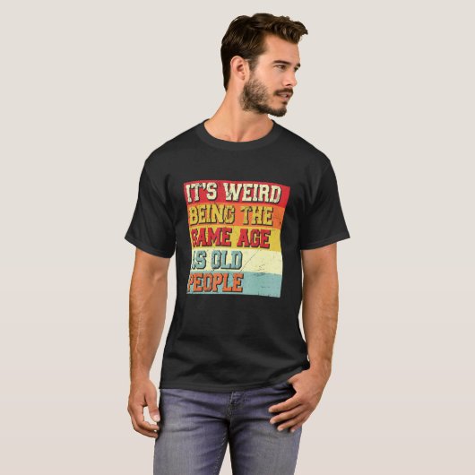 Het is vreemd dat het dezelfde leeftijd heeft als t-shirt (Voorkant volledig)