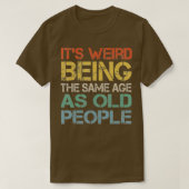 Het is vreemd dat het dezelfde leeftijd heeft als t-shirt (Design voorkant)