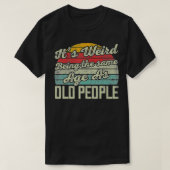 Het is vreemd dat het dezelfde leeftijd heeft als t-shirt (Design voorkant)