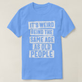 Het is vreemd dat het dezelfde leeftijd heeft als t-shirt (Design voorkant)