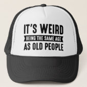 Het is vreemd dat het dezelfde leeftijd heeft als trucker pet (Voorkant)