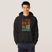 Het is vreemd dat je op dezelfde leeftijd bent als hoodie (Voorkant volledig)