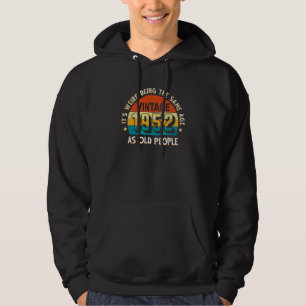 Het is vreemd om dezelfde leeftijd te hebben als d hoodie