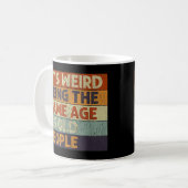 Het is vreemd om dezelfde leeftijd te hebben als o koffiemok (Voorkant links)
