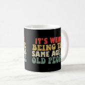 Het is vreemd om dezelfde leeftijd te hebben als o koffiemok (Voorkant rechts)
