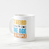 Het is vreemd om dezelfde leeftijd te hebben als o koffiemok (Voorkant links)