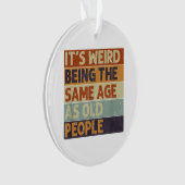 Het is vreemd om dezelfde leeftijd te hebben als o ornament (voorkant)