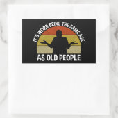 Het is vreemd om dezelfde leeftijd te hebben als o rechthoekige sticker (Tas)
