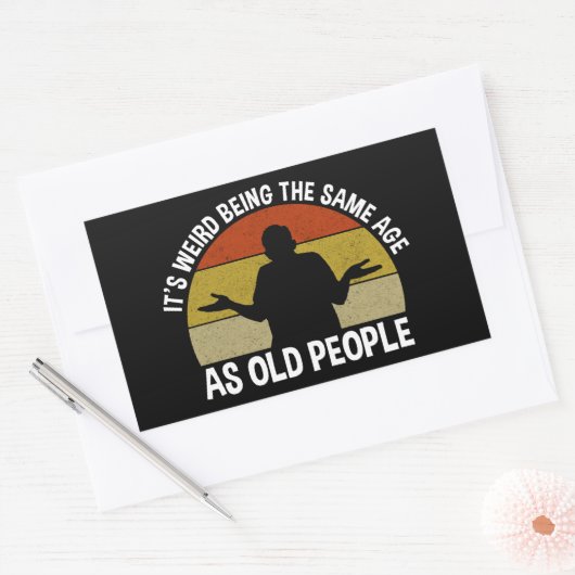 Het is vreemd om dezelfde leeftijd te hebben als o rechthoekige sticker (Envelop)