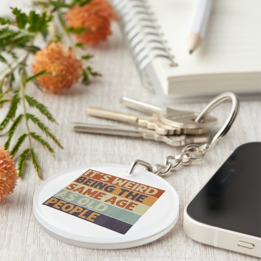 Het is vreemd om dezelfde leeftijd te hebben als o sleutelhanger (Voorkant Rechts)
