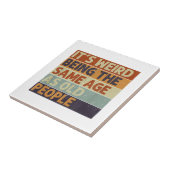 Het is vreemd om dezelfde leeftijd te hebben als o tegeltje (Zijkant)