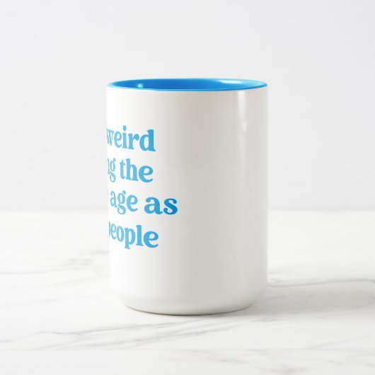 Het is vreemd om dezelfde leeftijd te hebben als o tweekleurige koffiemok (Center)