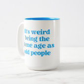 Het is vreemd om dezelfde leeftijd te hebben als o tweekleurige koffiemok (Voorkant links)