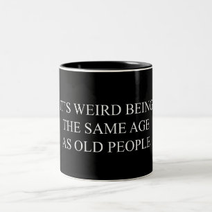 Het is vreemd om dezelfde leeftijd te hebben als o tweekleurige koffiemok