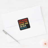 Het is vreemd om dezelfde leeftijd te hebben als o vierkante sticker (Envelop)