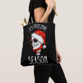 Het is vriesseizoen Winter Sneeuw Kerstvakantie Tote Bag (Dichtbij)