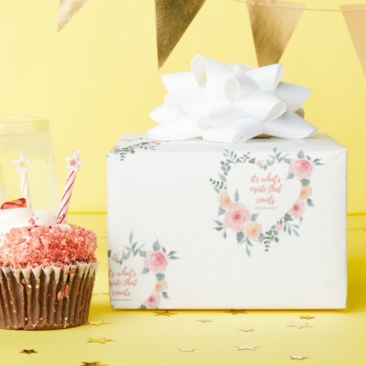 Het is wat erin zit dat ertoe doet bij het verpakk cadeaupapier (Verjaardagsfeest)