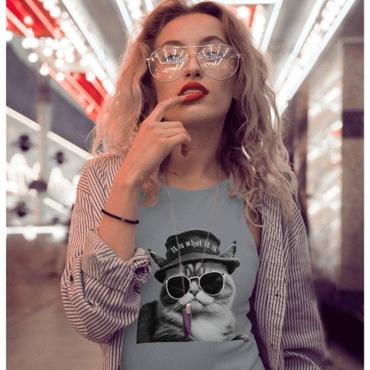 Het is wat het is chagrijnige kat t-shirt