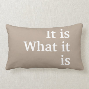"Het is... Wat het is" Khaki met witte letters Kussen