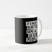 HET IS WEIRD HETZELFDE LEEFTIJD ALS OUDE MENSEN HU KOFFIEMOK (Voorkant rechts)