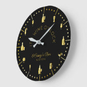 Het is Wine O'Clock Elegant Gold Black Monogram Grote Klok (Hoek)