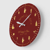 Het is Wine O'Clock Elegant Gold Burgundy Monogram Grote Klok (Hoek)