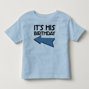 HET IS ZIJN VERJAARDAG MET PIJL DIE RECHTS WIJST KINDER SHIRTS
