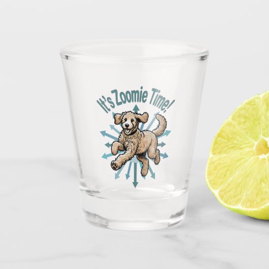 Het is Zoomie Tijd Gouden Doodle Shot Glas (Voorkant)