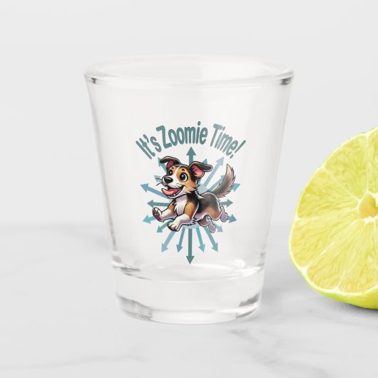 Het is Zoomie Tijd Mutt Shot Glas (Voorkant)
