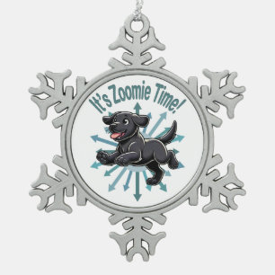 Het is Zoomie Tijd Zwarte Lab Tin Sneeuwvlok Ornament