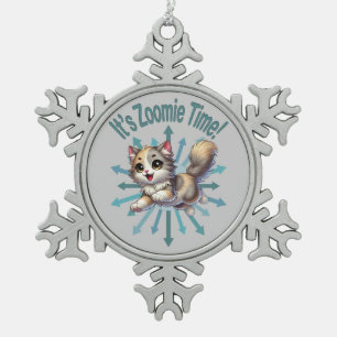 Het is Zoomie Time Schattige Tricolor Cat Tin Sneeuwvlok Ornament