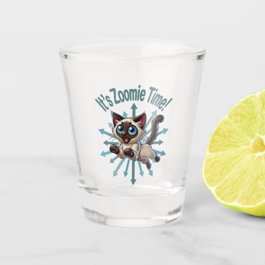 Het is Zoomie Time Siamese Cat Shot Glas (Voorkant)
