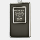 Het jaar dat we Mr & Mrs 2025 gepersonaliseerd wer Verzilverd Omlijst Ornament (Links)