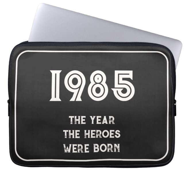 Het jaar waarin de helden geboren werden (wit) laptop sleeve (Voorkant)