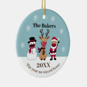 Het jaar waarin we thuis speelde, grappige Santa R Keramisch Ornament (Rechts)